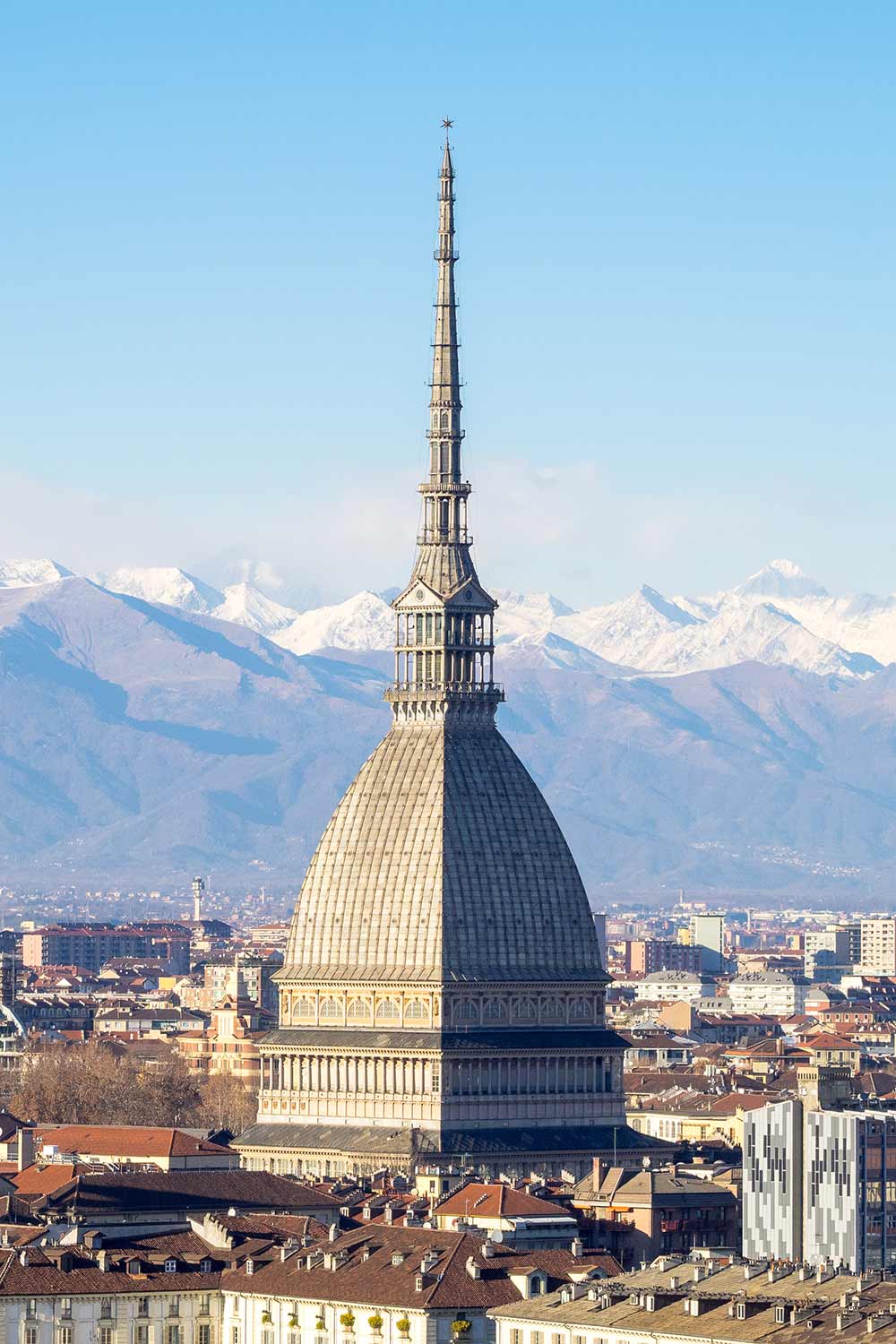 Torino Mole Antonelliana con lo sfondo le Alpi in una giornata soleggiata invernale