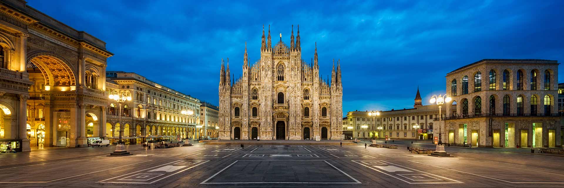 Piazza Duomo Milano vuota all'alba